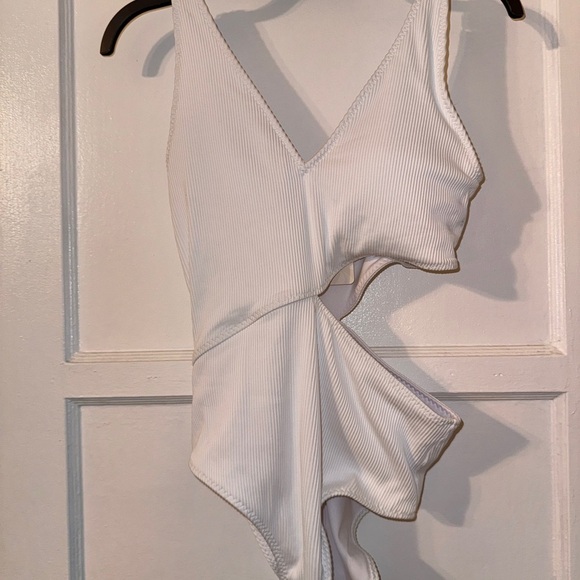 Asymmetrical Cutout Shaping One-Piece Swimsuit NWT MEDIUM - Picture 5 of 8